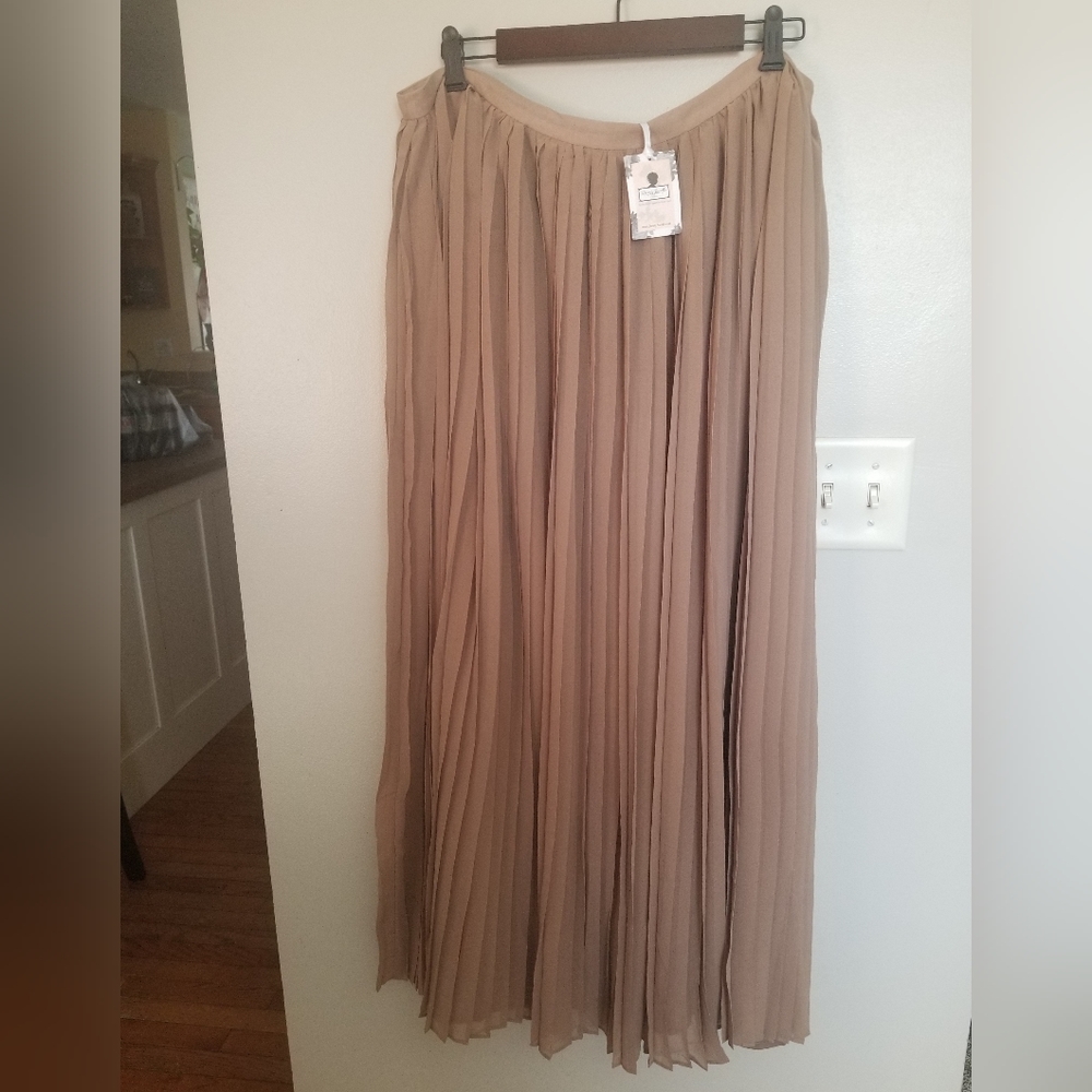 NWT Dainty Jewells tan skirt XL.